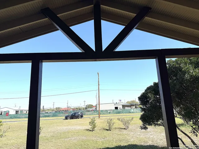 $275,000 | 305 West Youst Street, Beeville, TX 78102