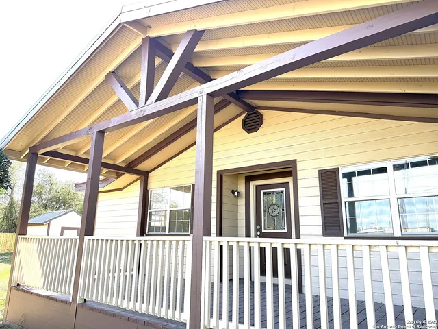 $275,000 | 305 West Youst Street, Beeville, TX 78102