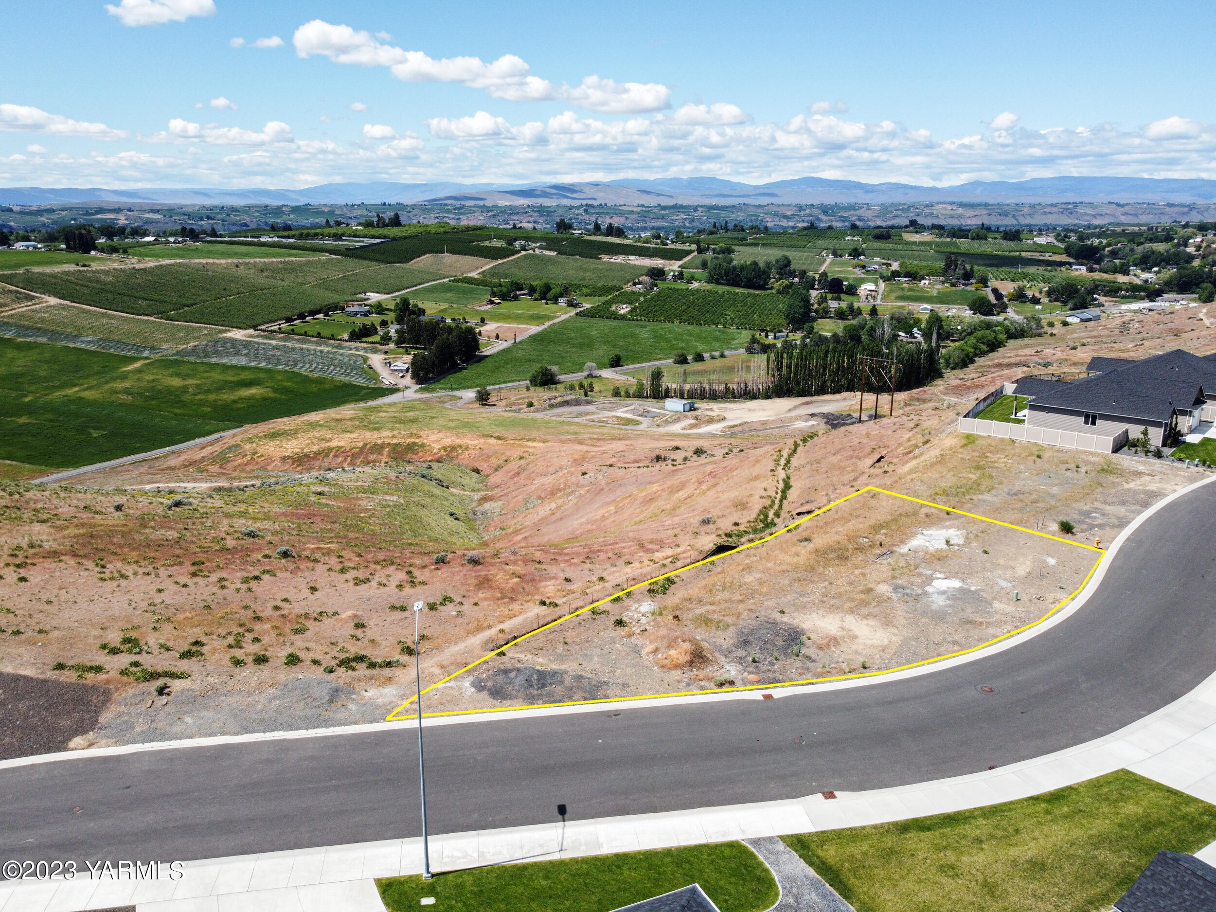 1520 Valhalla Loop Selah, WA 98942 - Photo 4 of 7 a view of a outdoor space