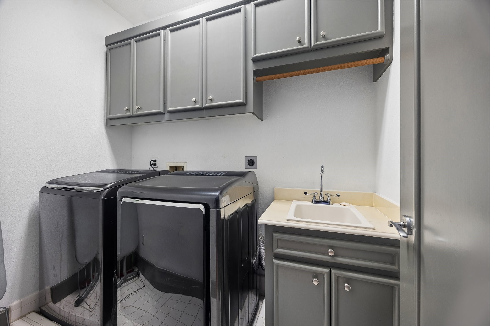 6406 Rodrigo Street, Unit B Houston, TX 77007 - Photo 24 of 27 Third floor utility room has a sink with storage and upper cabinets for additional storage.
