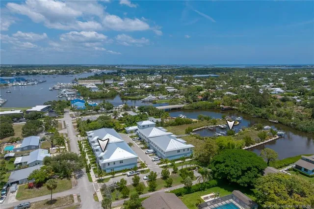 an aerial view of residential building and lake