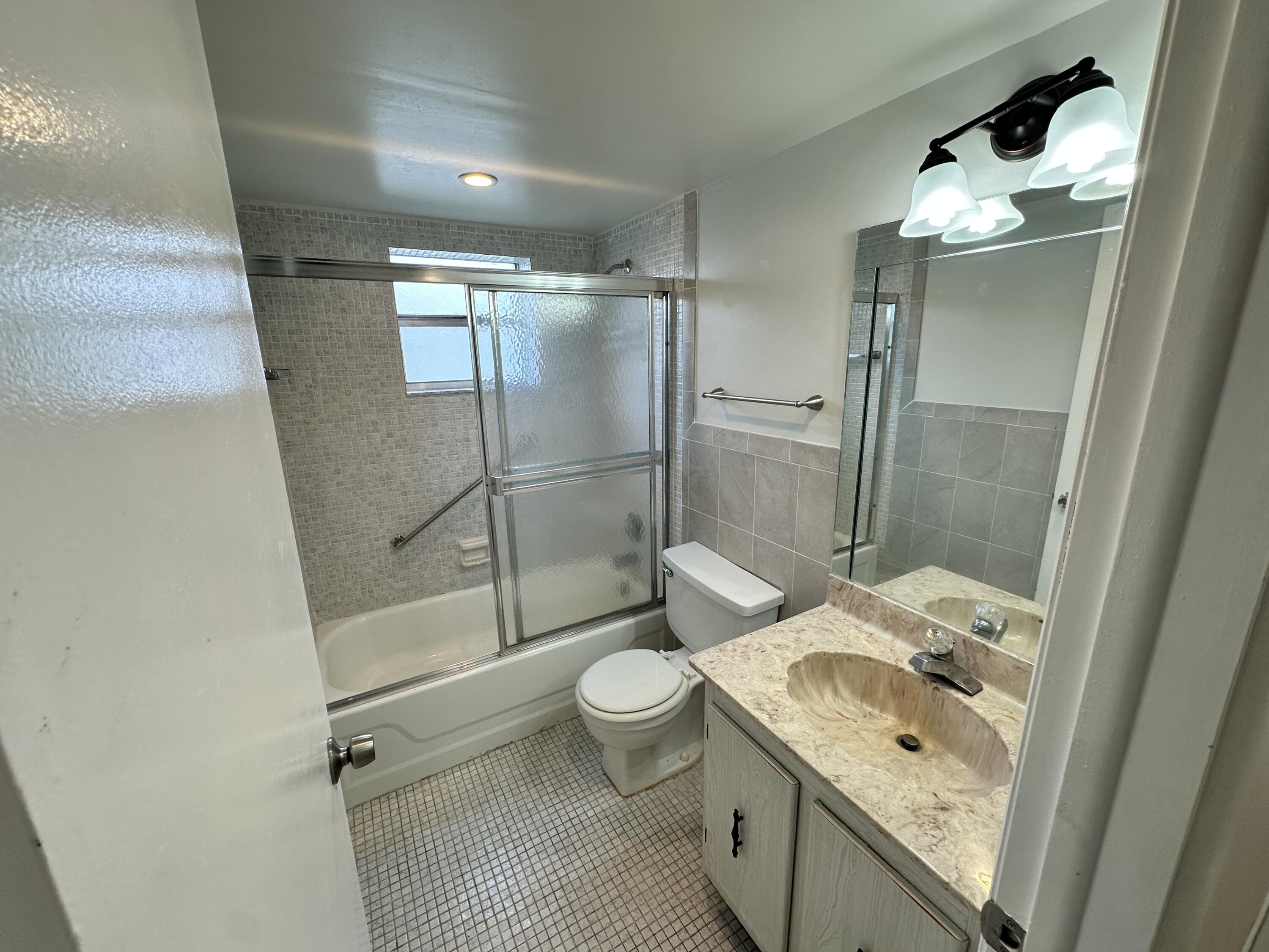 811 Flanders Q Delray Beach, FL 33484 - Photo 19 of 37 Second Bathroom