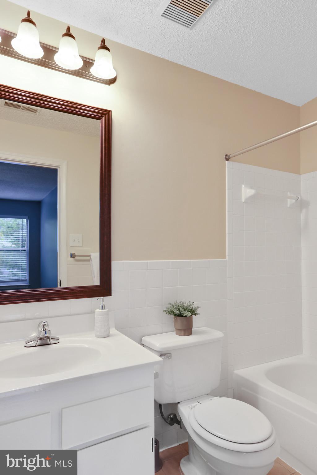 14018 Valleyfield Drive, Unit 5 Silver Spring, MD 20906 - Photo 21 of 30 Owner's En-Suite Bathroom | Tub Shower.