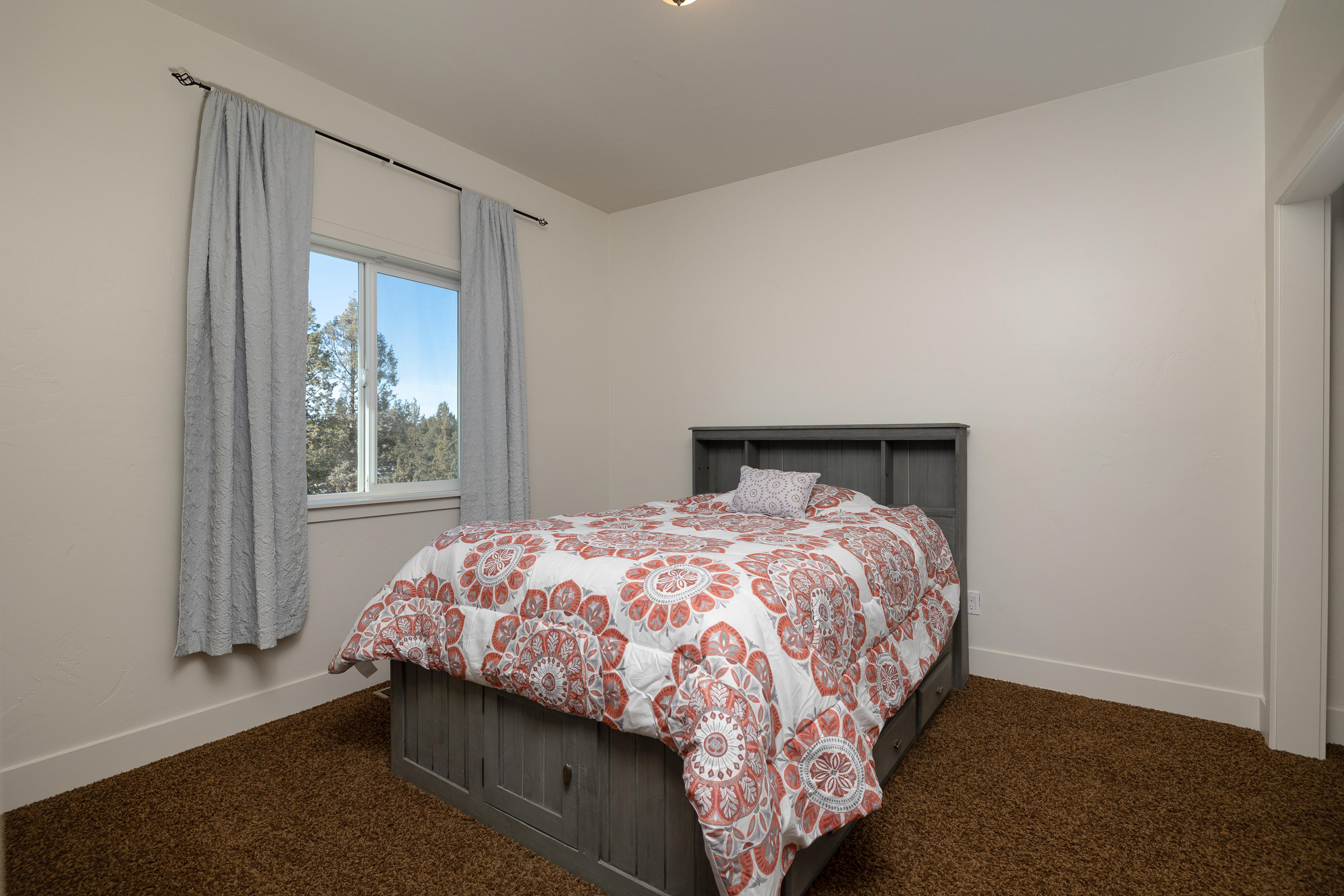 61822 Ten Barr Ranch Road Bend, OR 97701 - Photo 21 of 50 a bedroom with a bed and a window