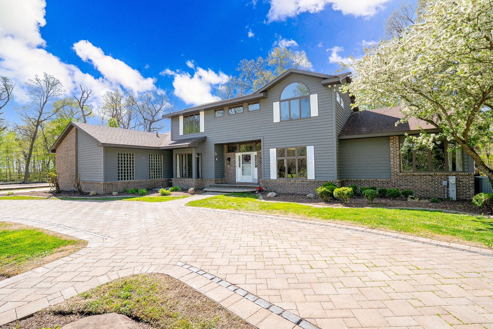 8500 North 4000 W Road Morris, IL 60450 - Photo 1 of 38 a house with swimming pool in front of it