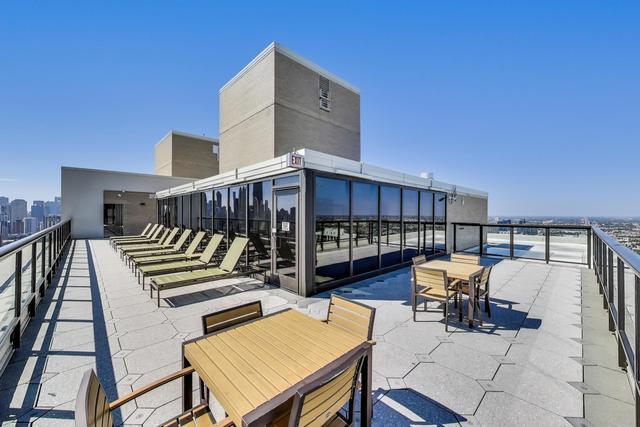 1560 North Sandburg Terrace, Unit 2007 Chicago, IL 60610 - Photo 22 of 25