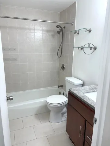 $2,250 | 1560 North Sandburg Terrace, Unit 2007, Chicago, IL 60610