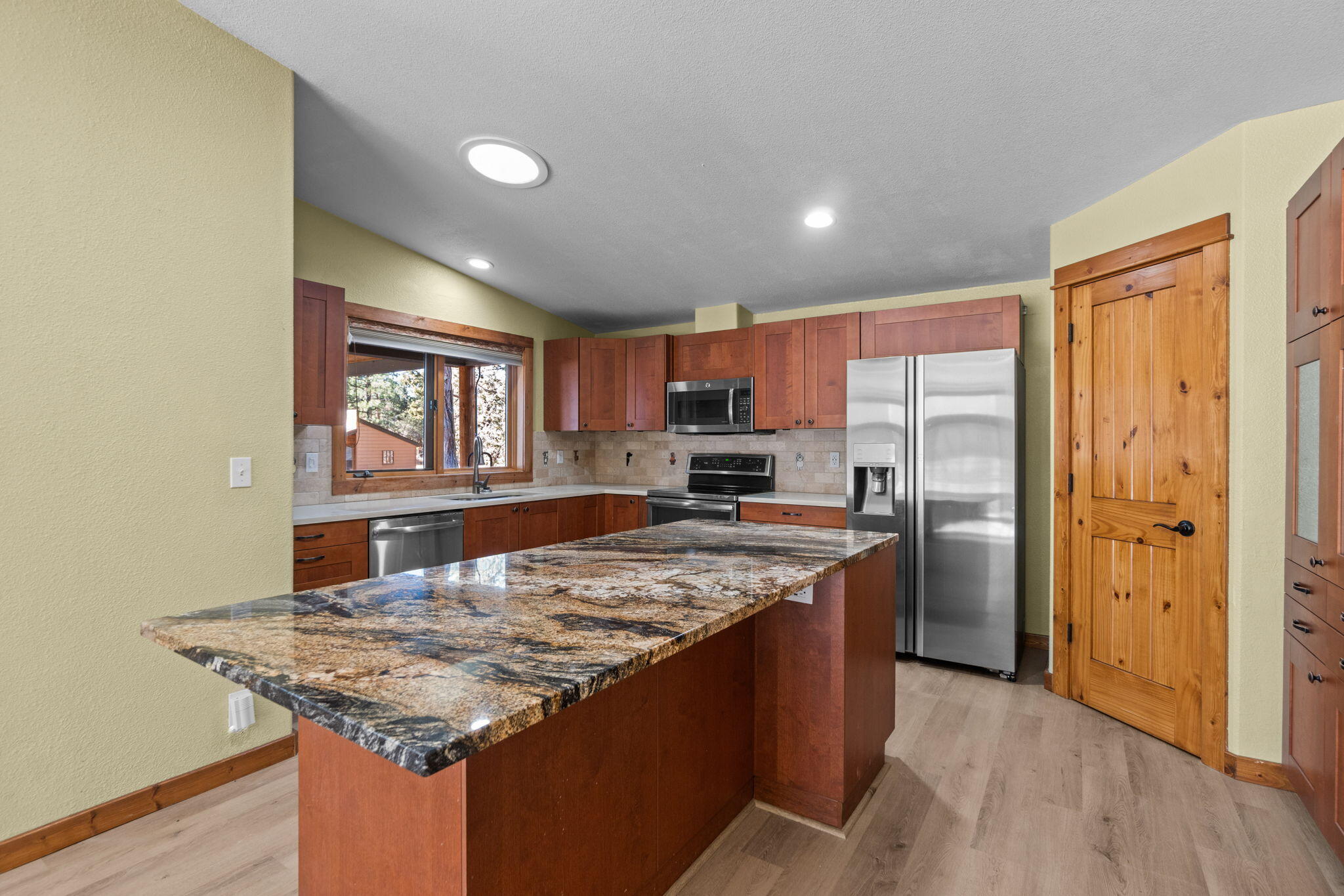 67237 Harrington Loop Road Bend, OR 97703 - Photo 9 of 36 4-web-or-mls-DSC00925