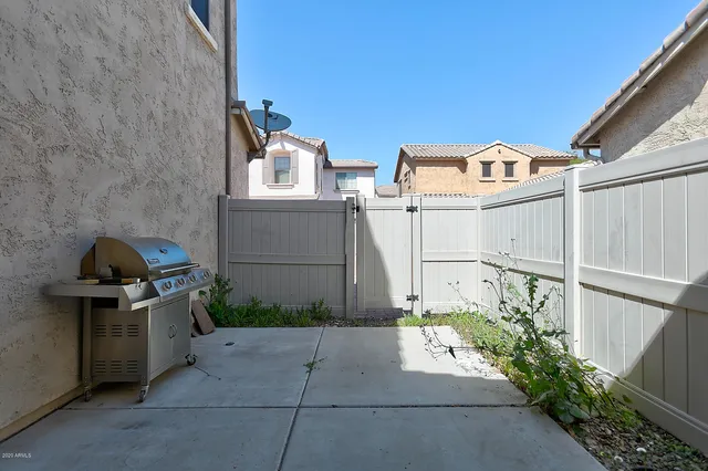 a view of entryway with a outdoor space