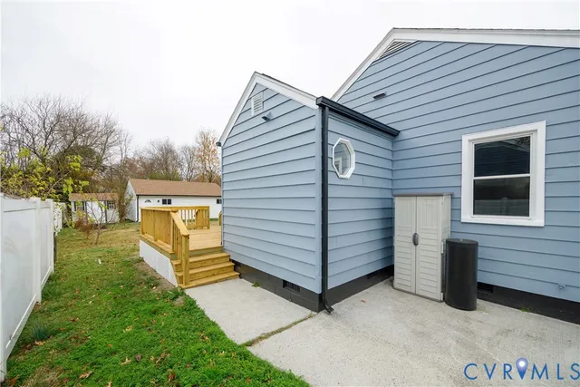 a view of a back yard of the house