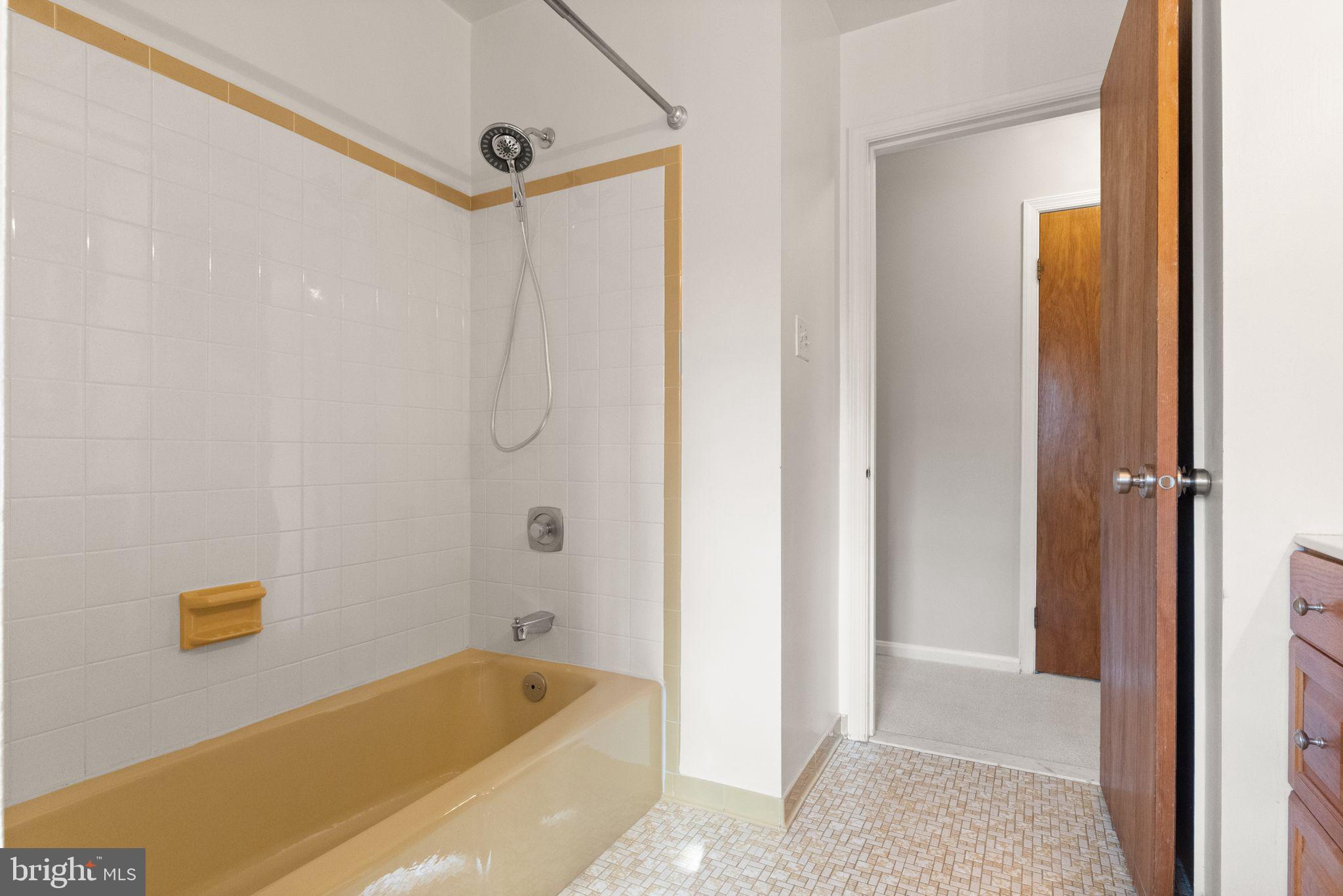 3801 Russell Road Woodbridge, VA 22192 - Photo 30 of 74 Hall bathroom with tub/shower combo.