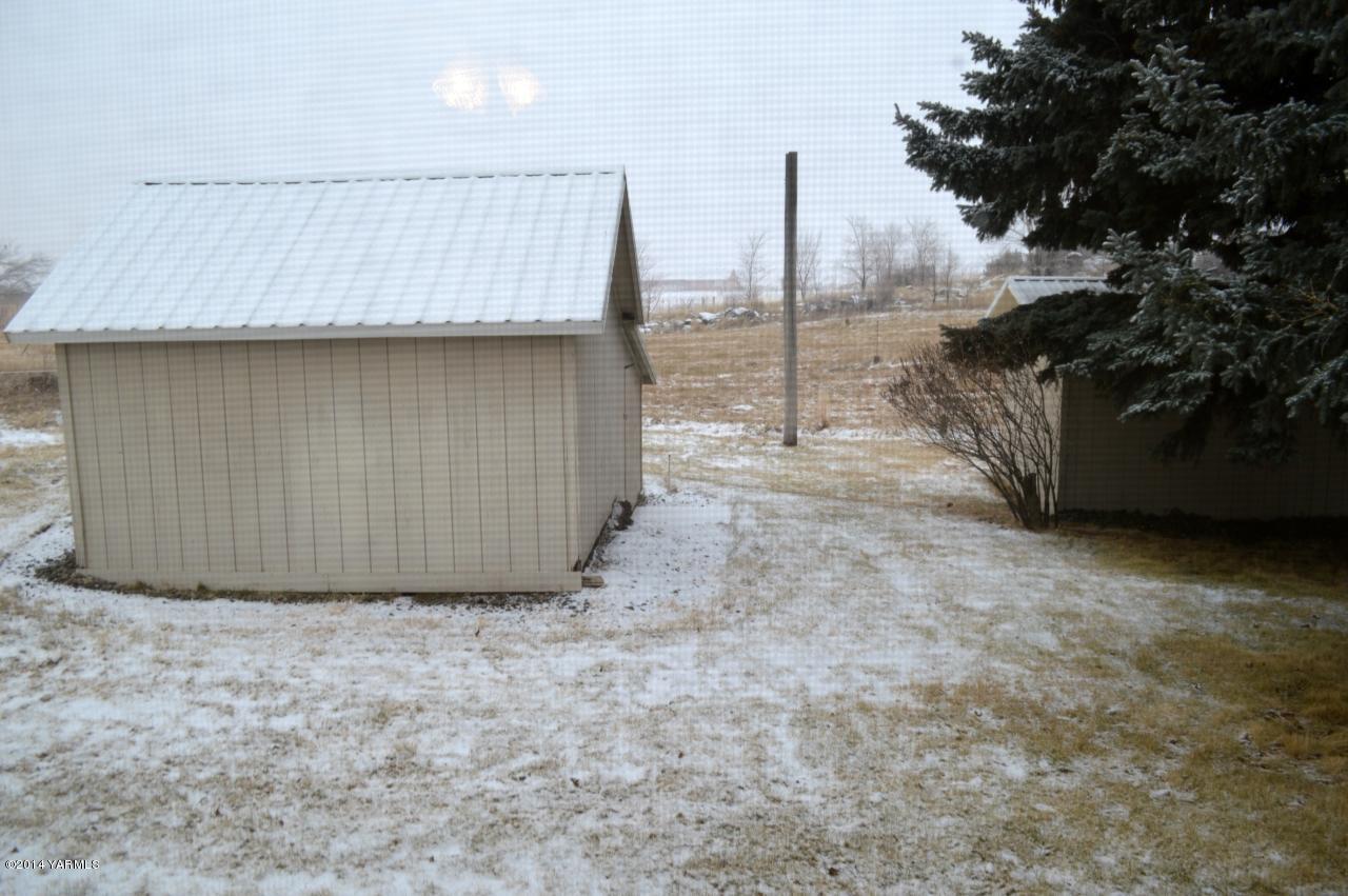 2213 Rosenkranz Road Tieton, WA 98947 - Photo 22 of 35 a view of a backyard