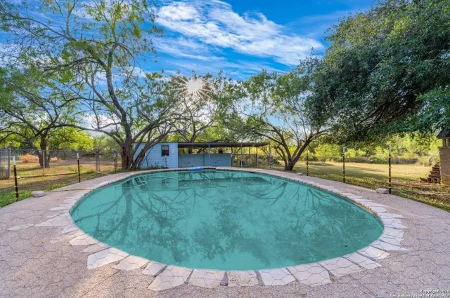 $1,375,000 | 6170 County Road 332, Jourdanton, TX 78026