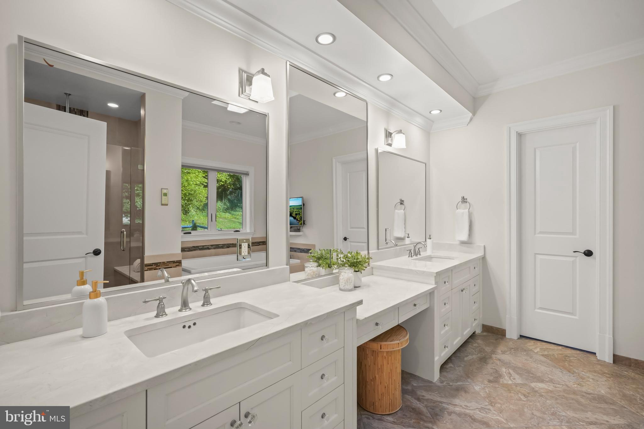 6314 Walhonding Road Bethesda, MD 20816 - Photo 19 of 46 Upper Level - Primary Ensuite