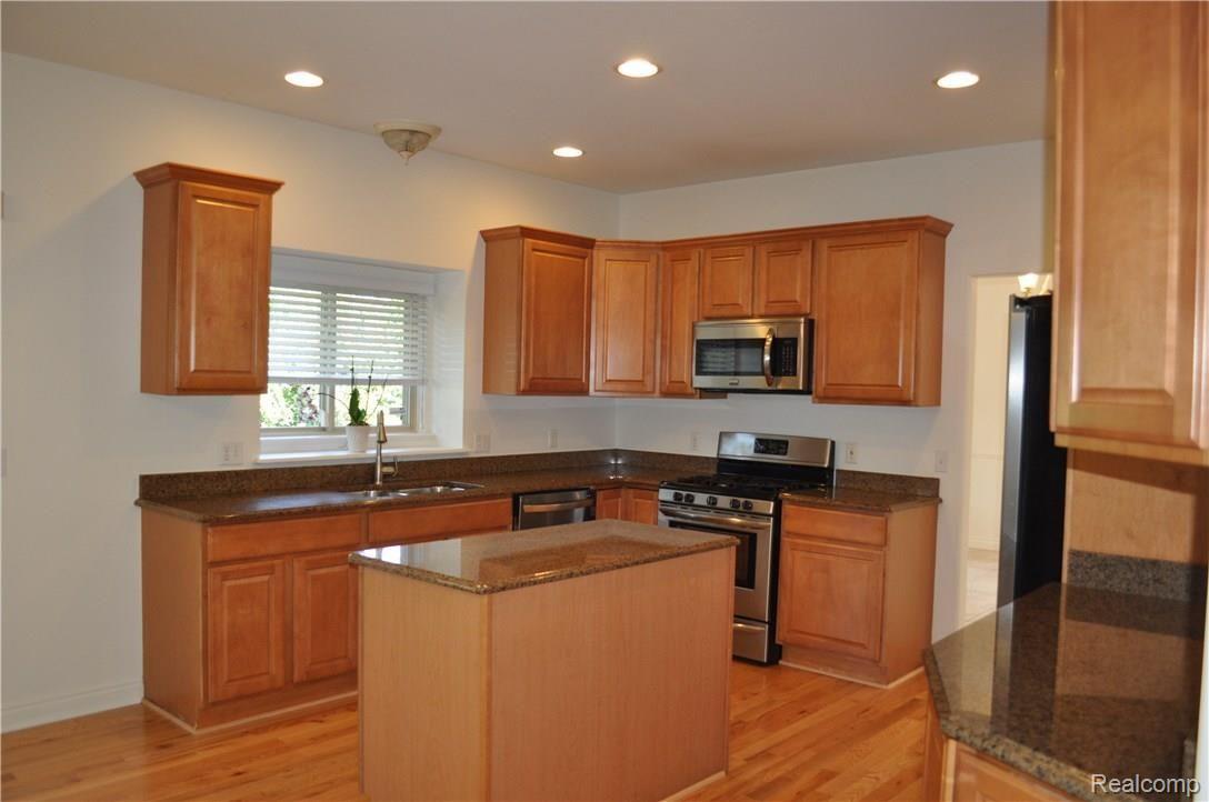 19751 Gill Road Livonia, MI 48152 - Photo 5 of 21 DSC_0223.JPG