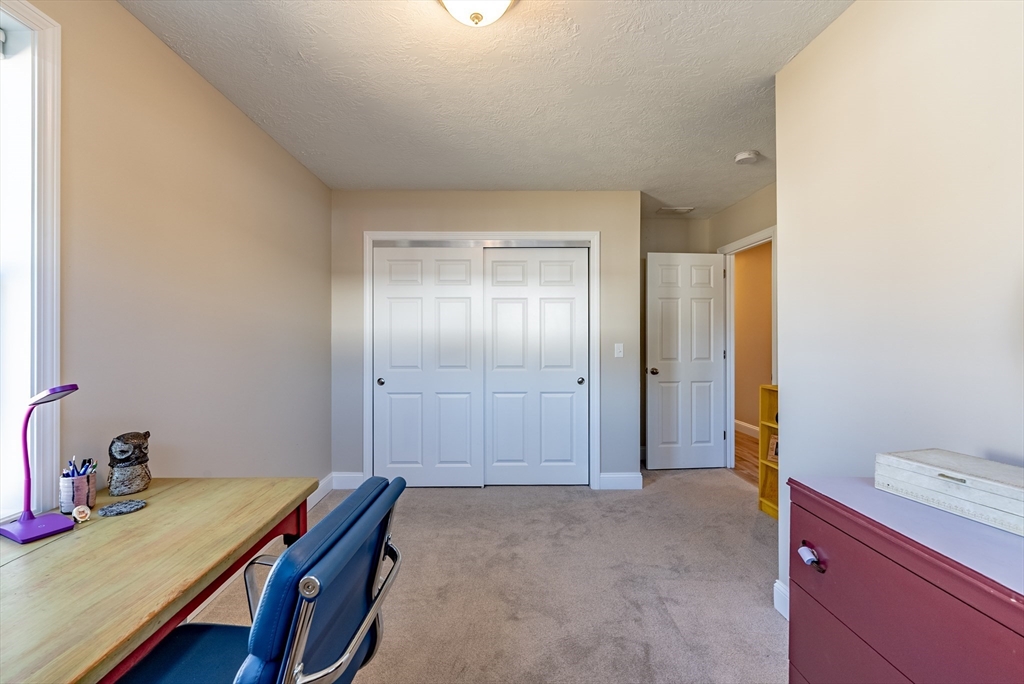20 Ormond Drive Northampton, MA 01062 - Photo 22 of 32 a livingroom with a workspace