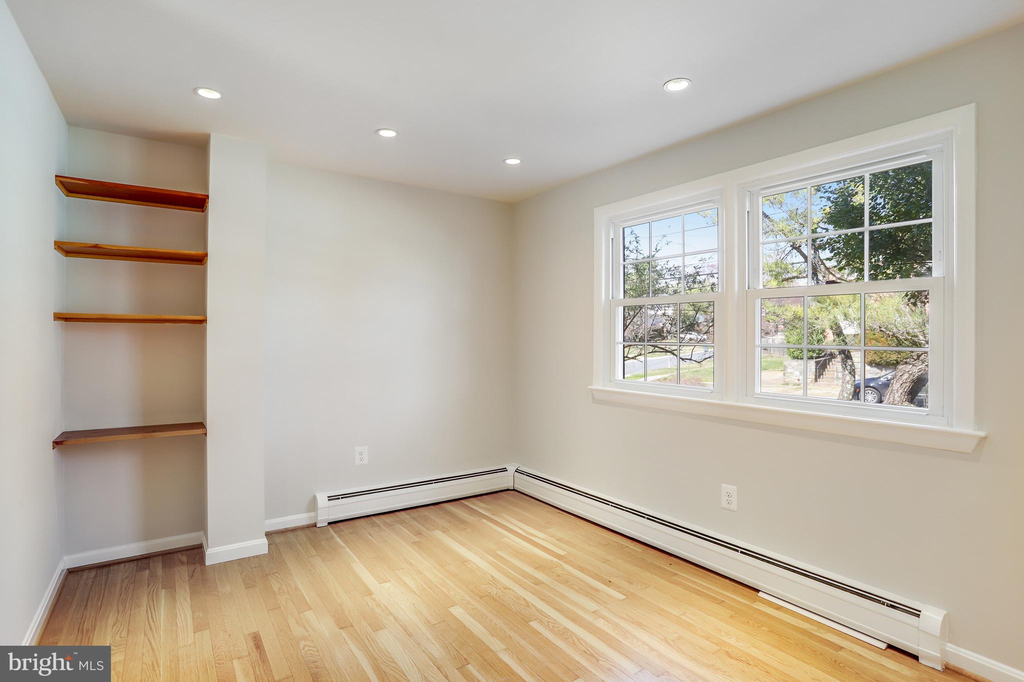 9815 Belhaven Road Bethesda, MD 20817 - Photo 11 of 53 Entry level bedroom