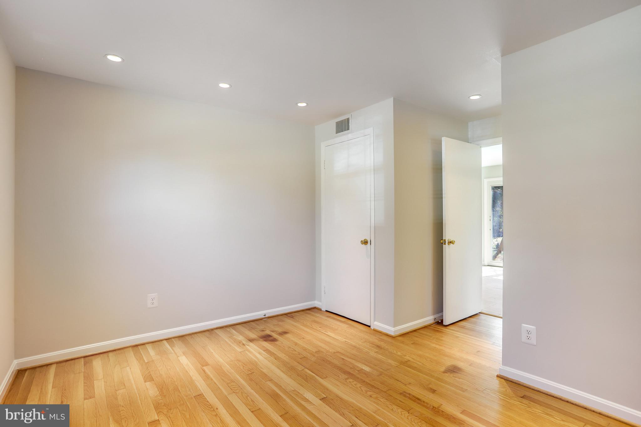 9815 Belhaven Road Bethesda, MD 20817 - Photo 12 of 53 Entry level bedroom