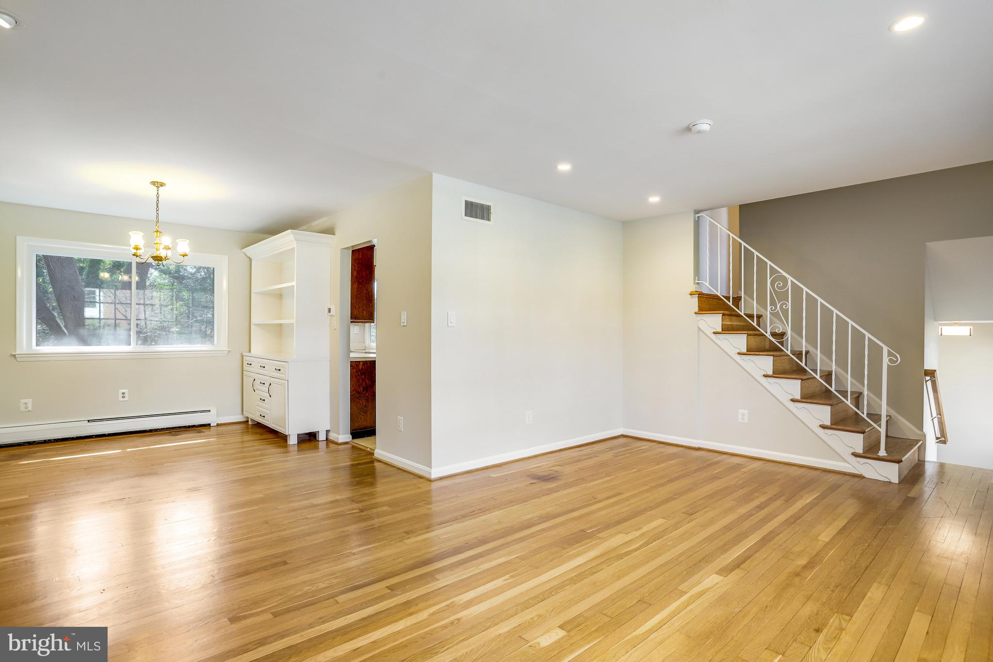9815 Belhaven Road Bethesda, MD 20817 - Photo 24 of 53 Living room