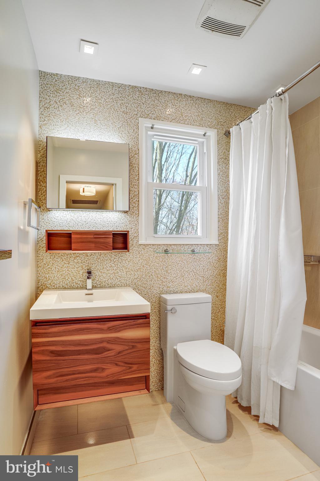 9815 Belhaven Road Bethesda, MD 20817 - Photo 36 of 53 Hall bathroom