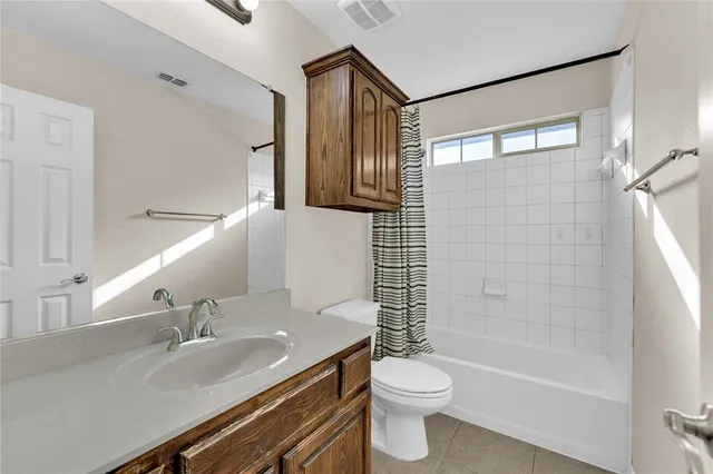 a view of an empty room with a ceiling fan