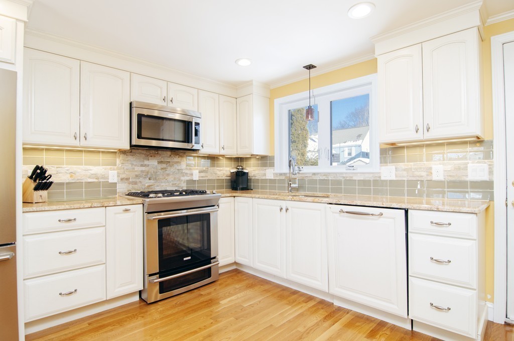 19 Stuart Street Watertown, MA 02472 - Photo 4 of 23