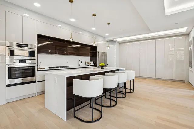 $1,100,000 | 466 North Paulina Street, Unit 302, Chicago, IL 60622