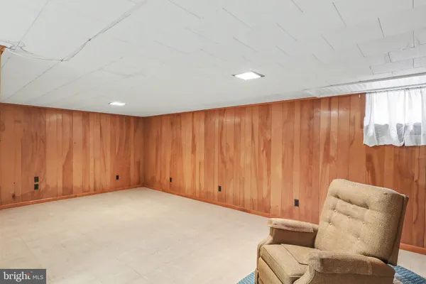 a view of livingroom with furniture