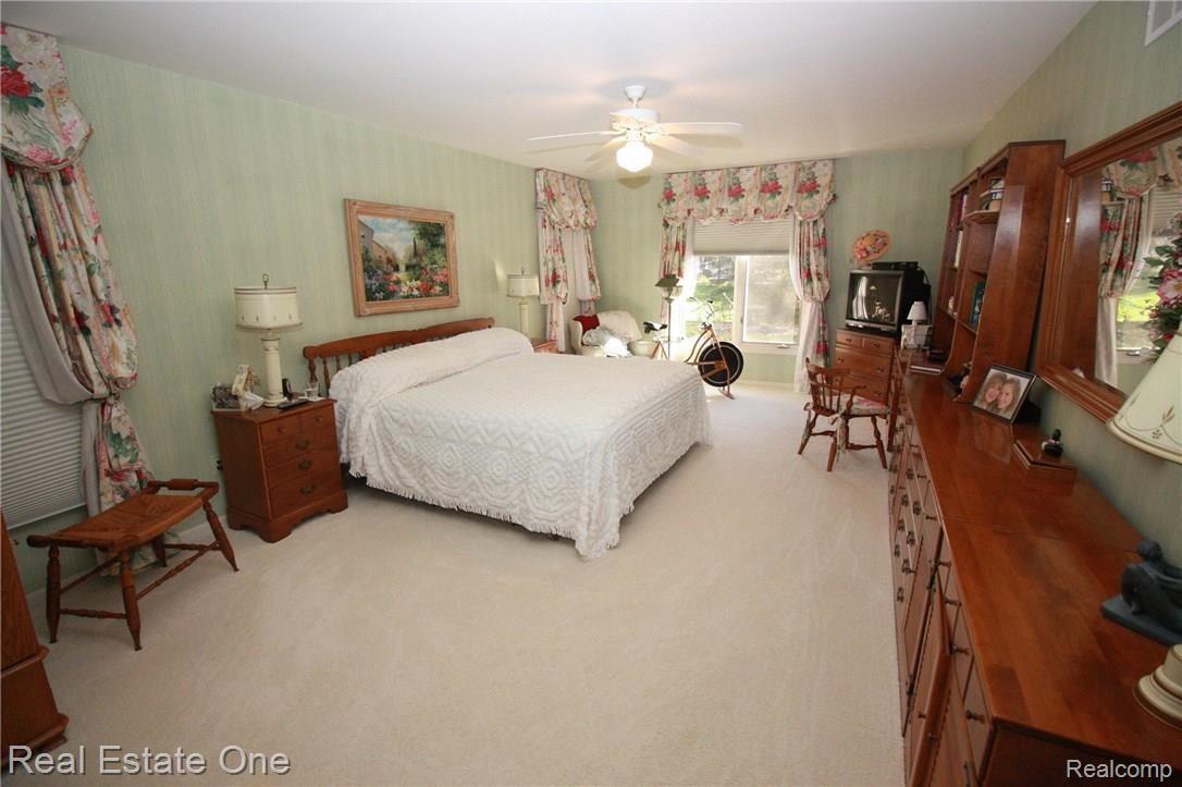 3829 Beechcrest Road Rochester, MI 48309 - Photo 18 of 44 LARGE MASTER BEDROOM W/WALK-IN CLOSET
