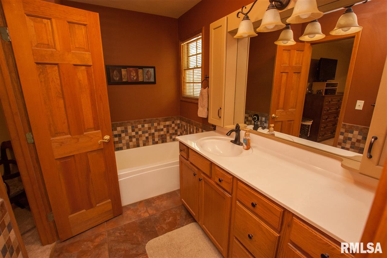 7999 Pin Oak Road Manito, IL 61546 - Photo 15 of 34 Gallery Image 15