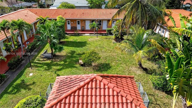 a view of yard in front of house