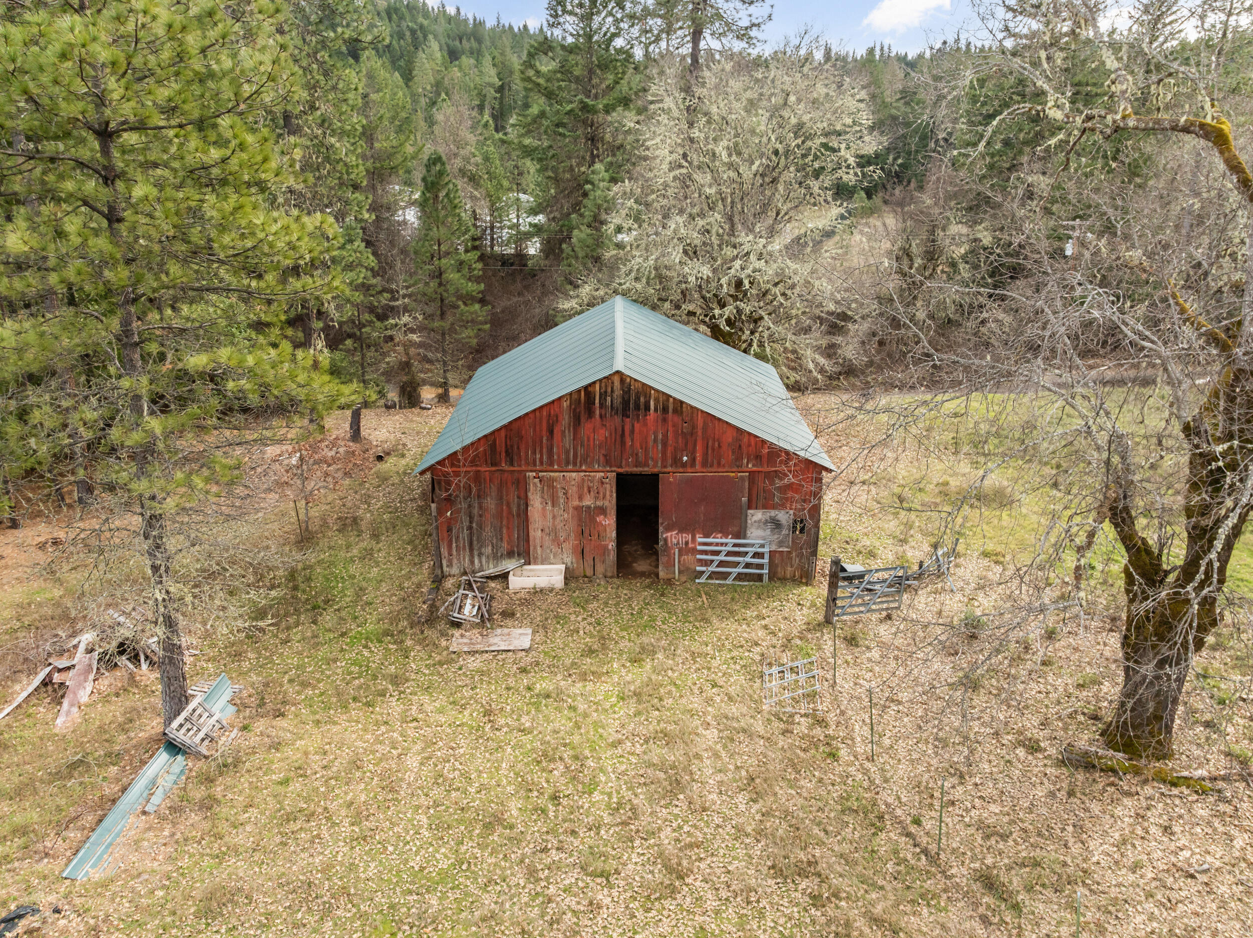 1698 Davis Creek Road Selma, OR 97538 - Photo 30 of 42 29