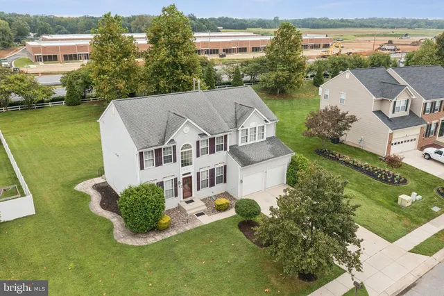 a view of a house with backyard and garden
