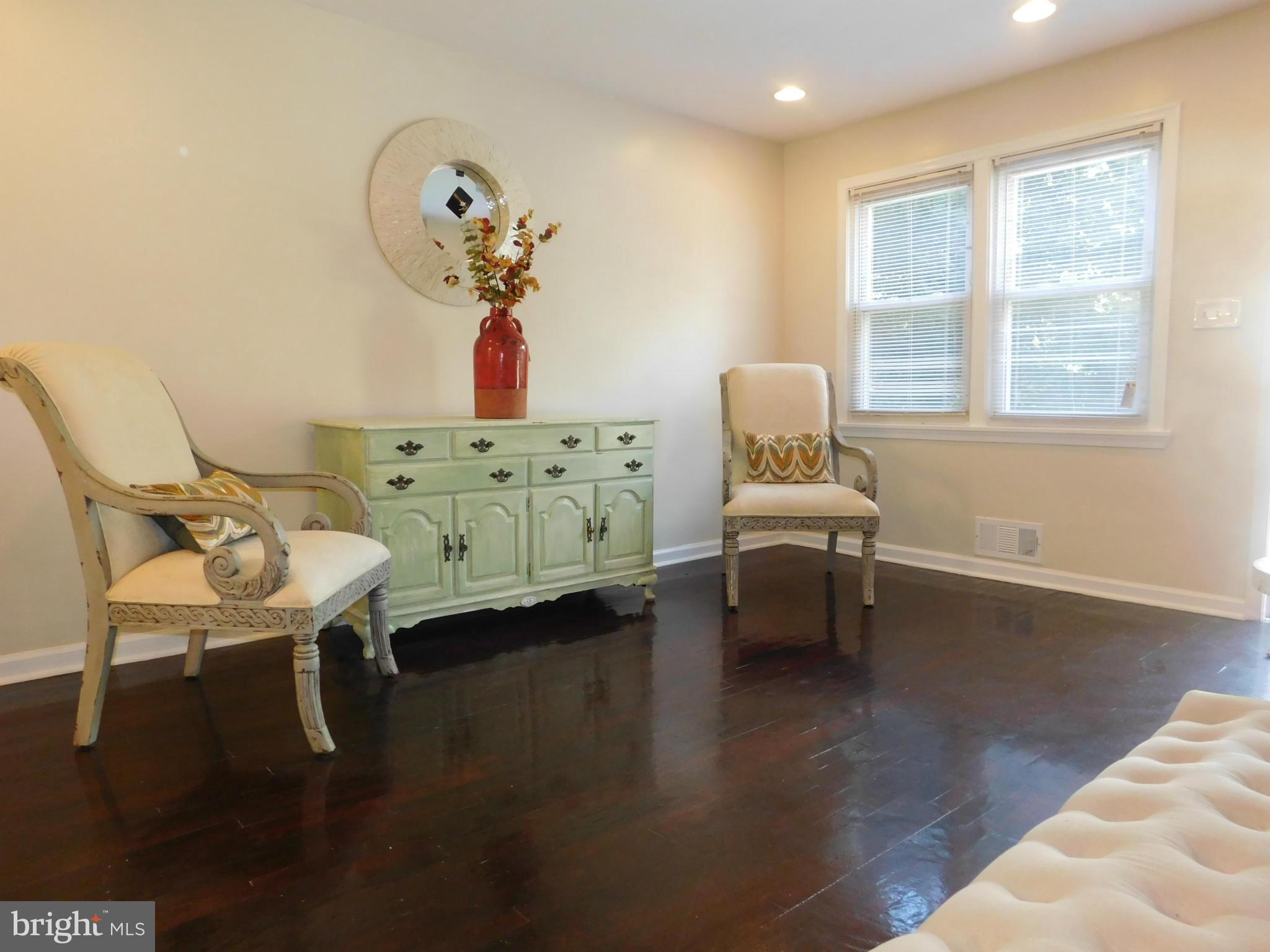 4549 Pen Lucy Road Baltimore, MD 21229 - Photo 5 of 26 Living Room