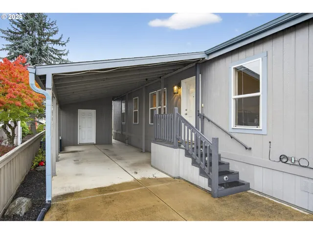 a view of entryway with a front door