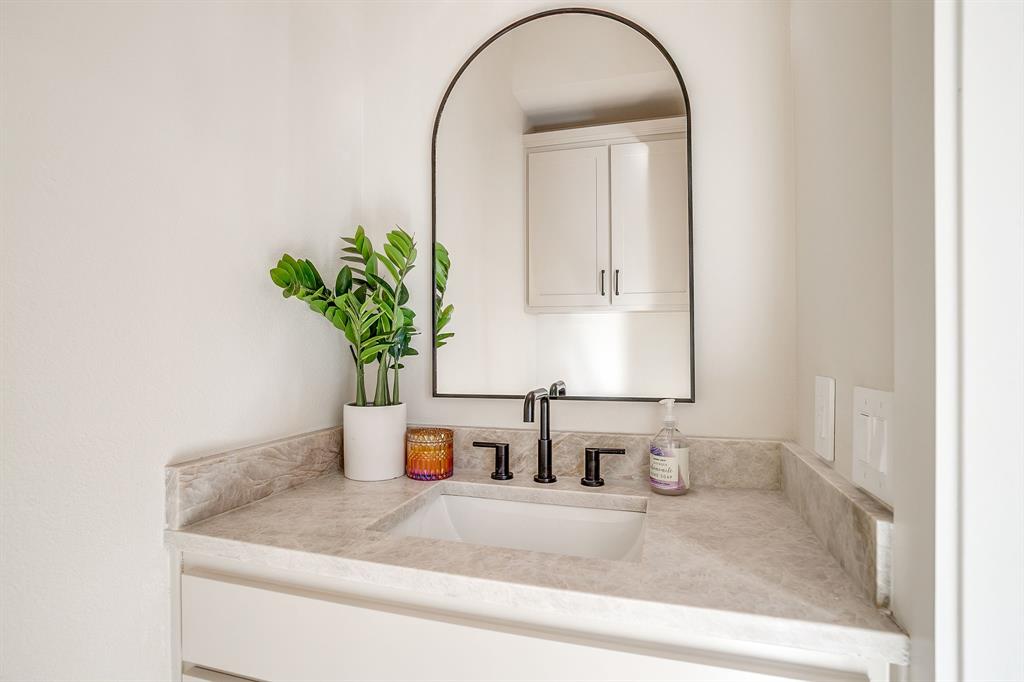300 Foch Street, Unit 140 Fort Worth, TX 76107 - Photo 23 of 39 a bathroom with a potted plant and a sink