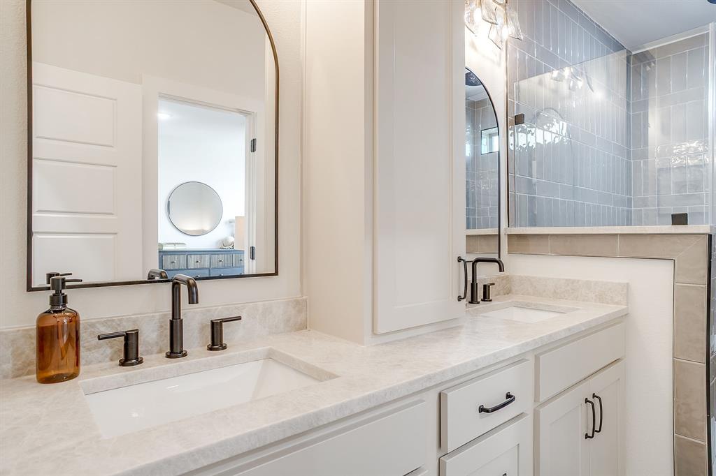 300 Foch Street, Unit 140 Fort Worth, TX 76107 - Photo 27 of 39 a bathroom with a sink and a mirror