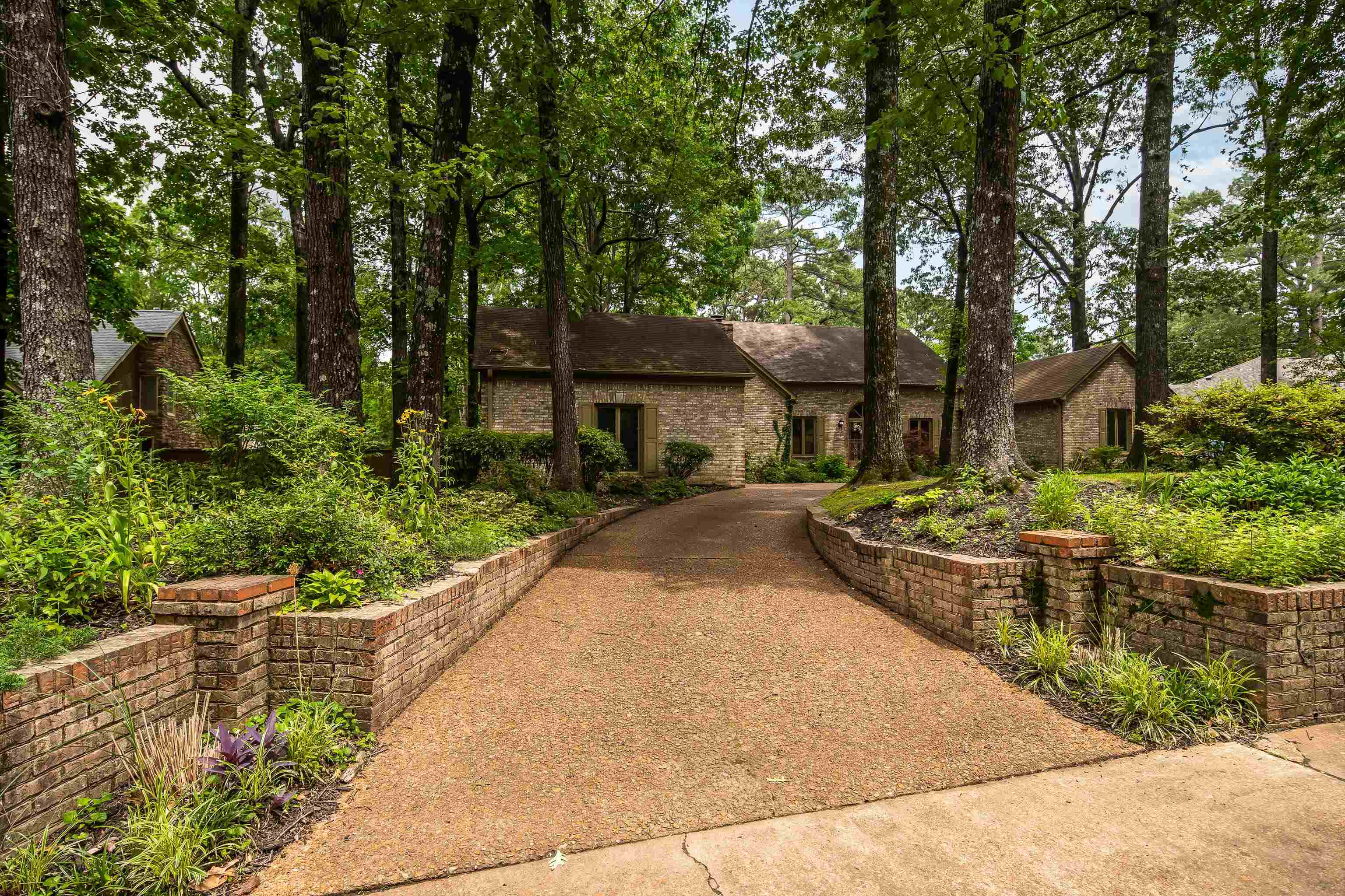 1946 Kirby Road Memphis, TN 38119 - Photo 1 of 25 Gallery Image 1