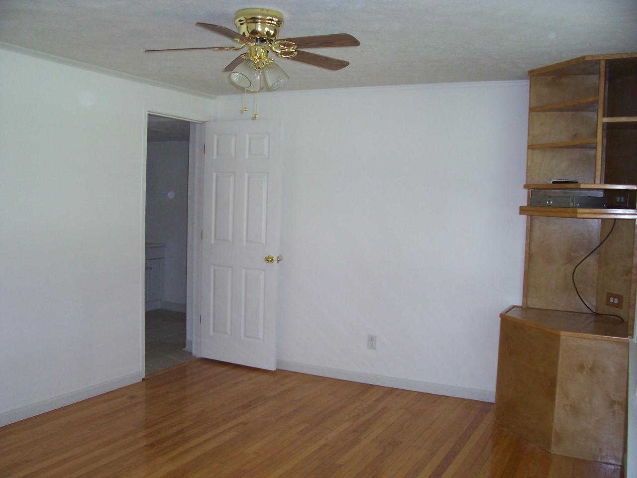 428 Winding Way Road Covington, VA 24426 - Photo 4 of 12 Living Area