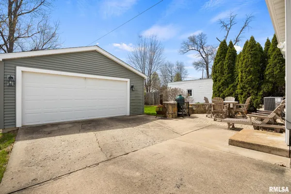 $249,000 | 406 West Lawndale Avenue, Peoria, IL 61604