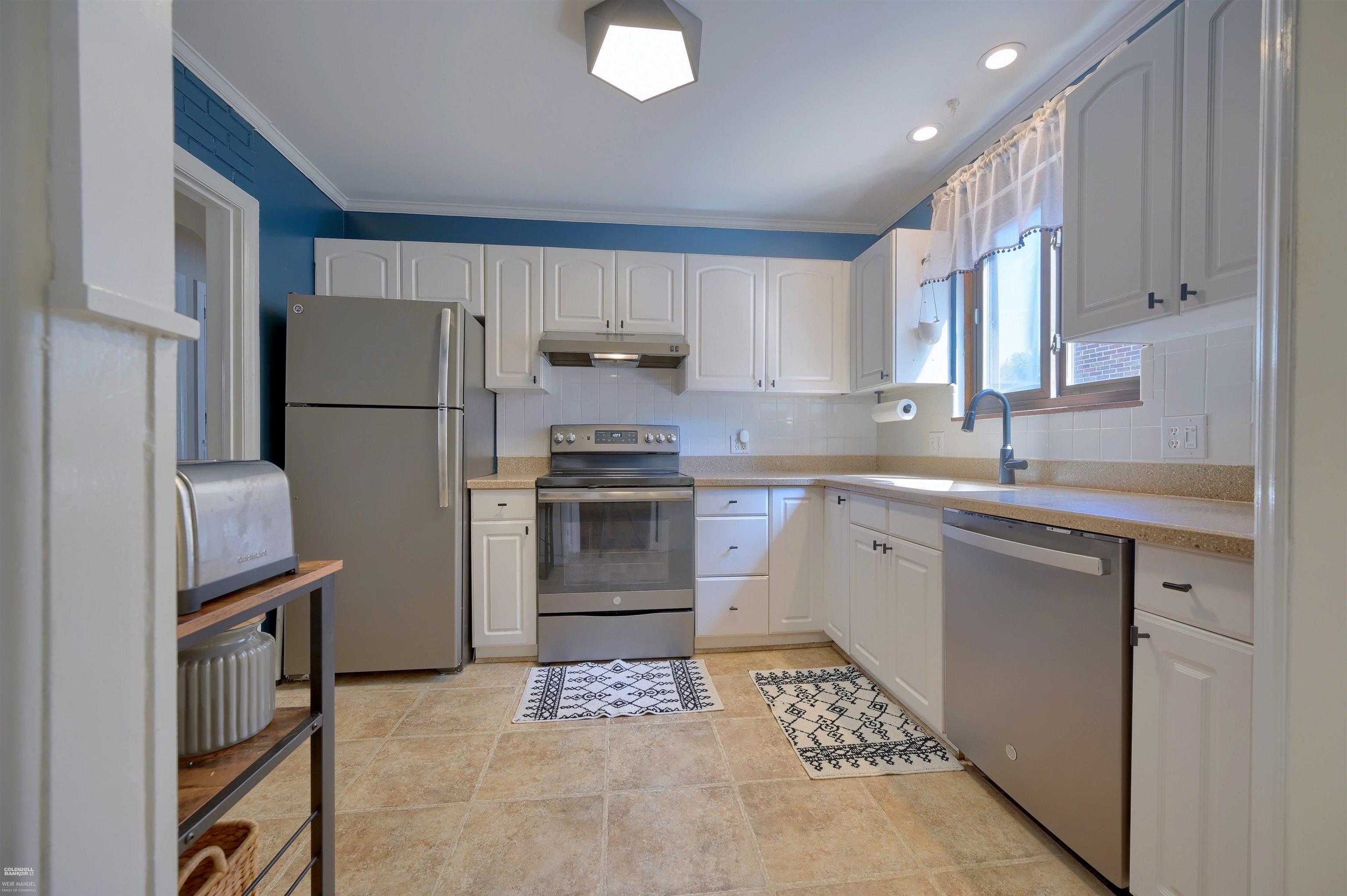 1496 Roslyn Road Grosse Pointe Woods, MI 48236 - Photo 12 of 36