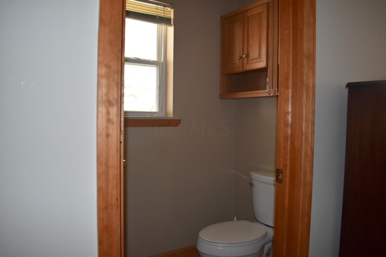5530 Westfall Road Southwest Lancaster, OH 43130 - Photo 26 of 74 Private shower and water closet