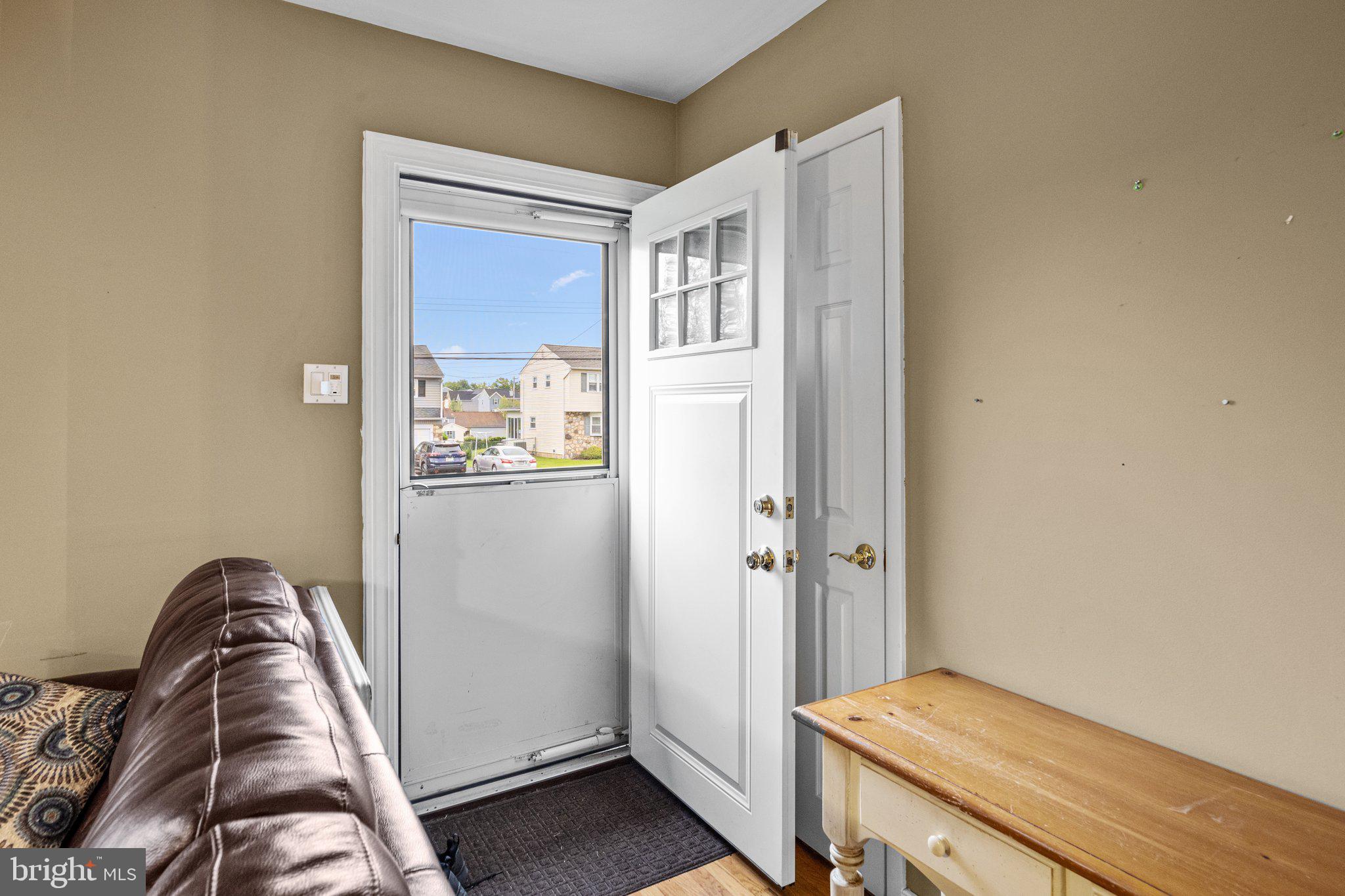 1077 Hilltop Road Warminster, PA 18974 - Photo 4 of 28 Entryway
