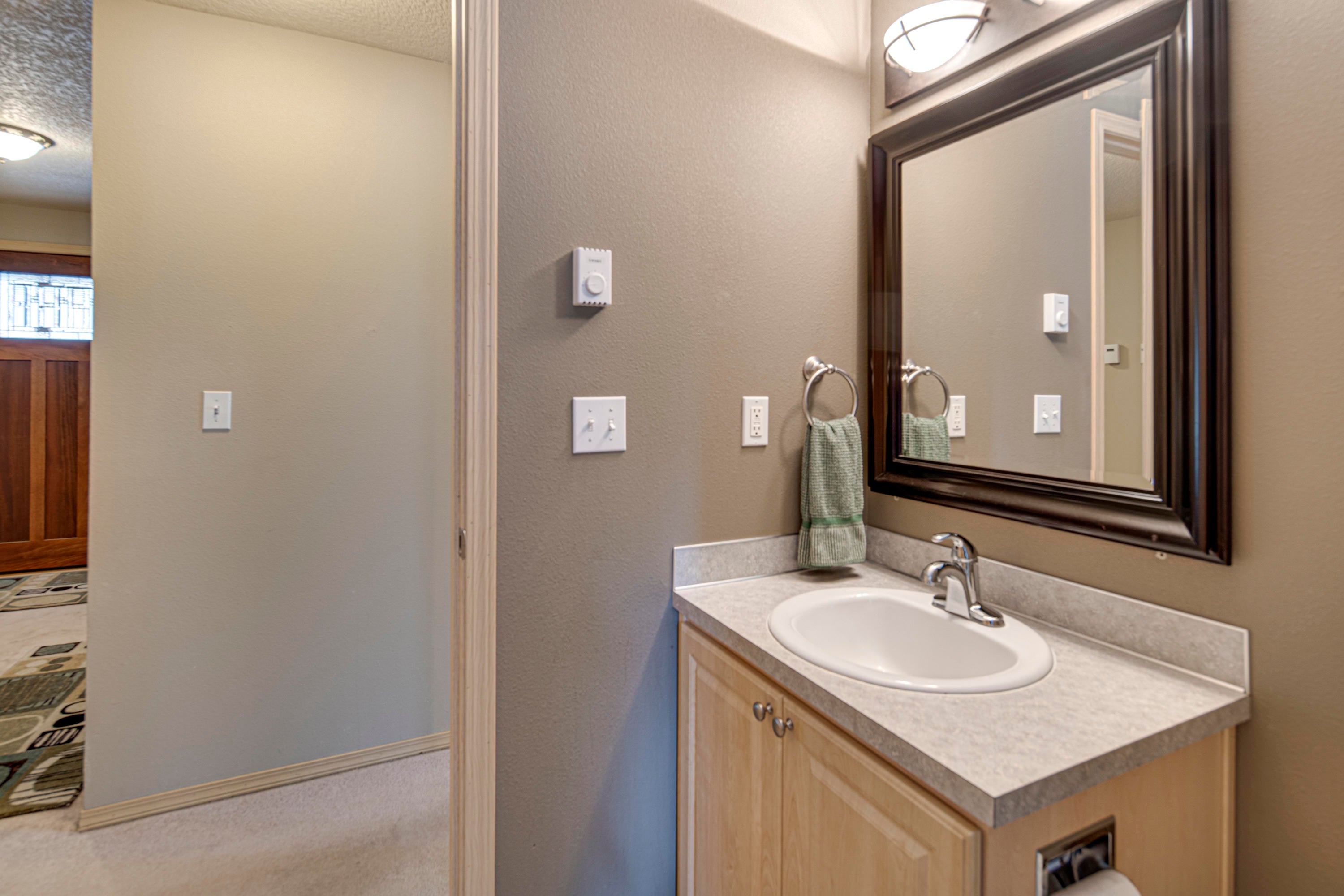 18902 Choctaw Road Bend, OR 97702 - Photo 18 of 38 Main Level Powder Room