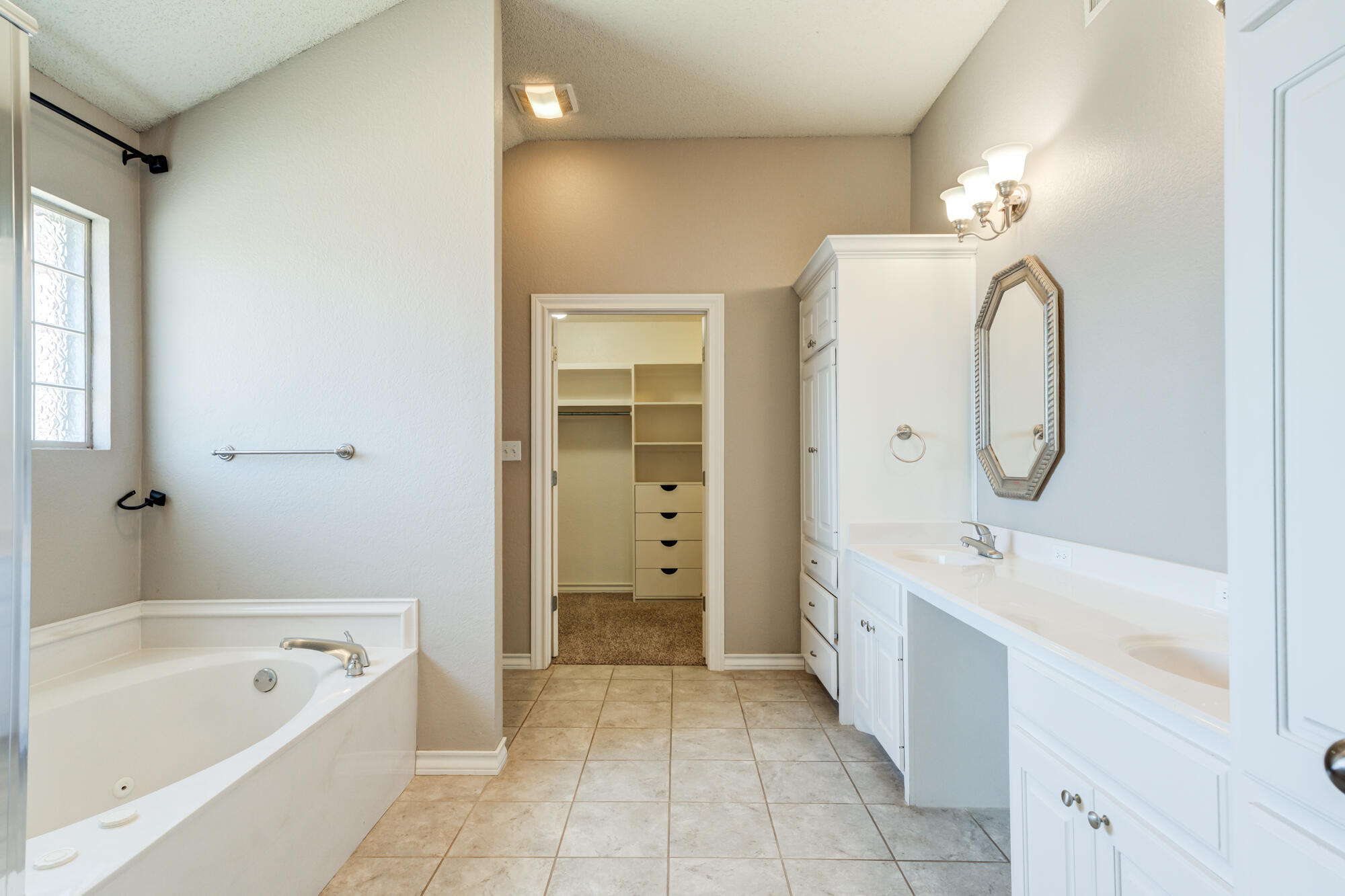 5801 110th Street Lubbock, TX 79424 - Photo 17 of 38 5801-110th-St_Lubbock-TX_10_Primary-Bath