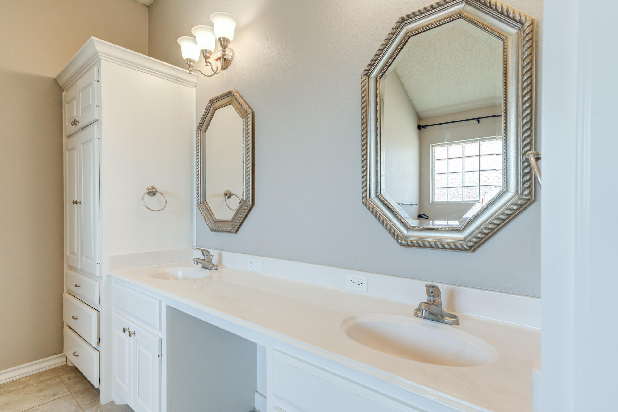 5801 110th Street Lubbock, TX 79424 - Photo 18 of 38 5801-110th-St_Lubbock-TX_11_Primary-Bath