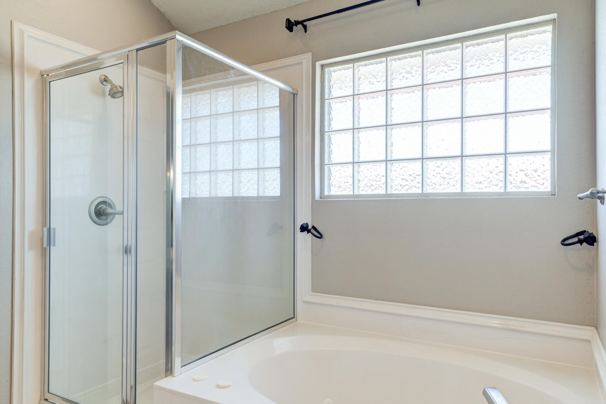 5801 110th Street Lubbock, TX 79424 - Photo 19 of 38 5801-110th-St_Lubbock-TX_12_Primary-Bath