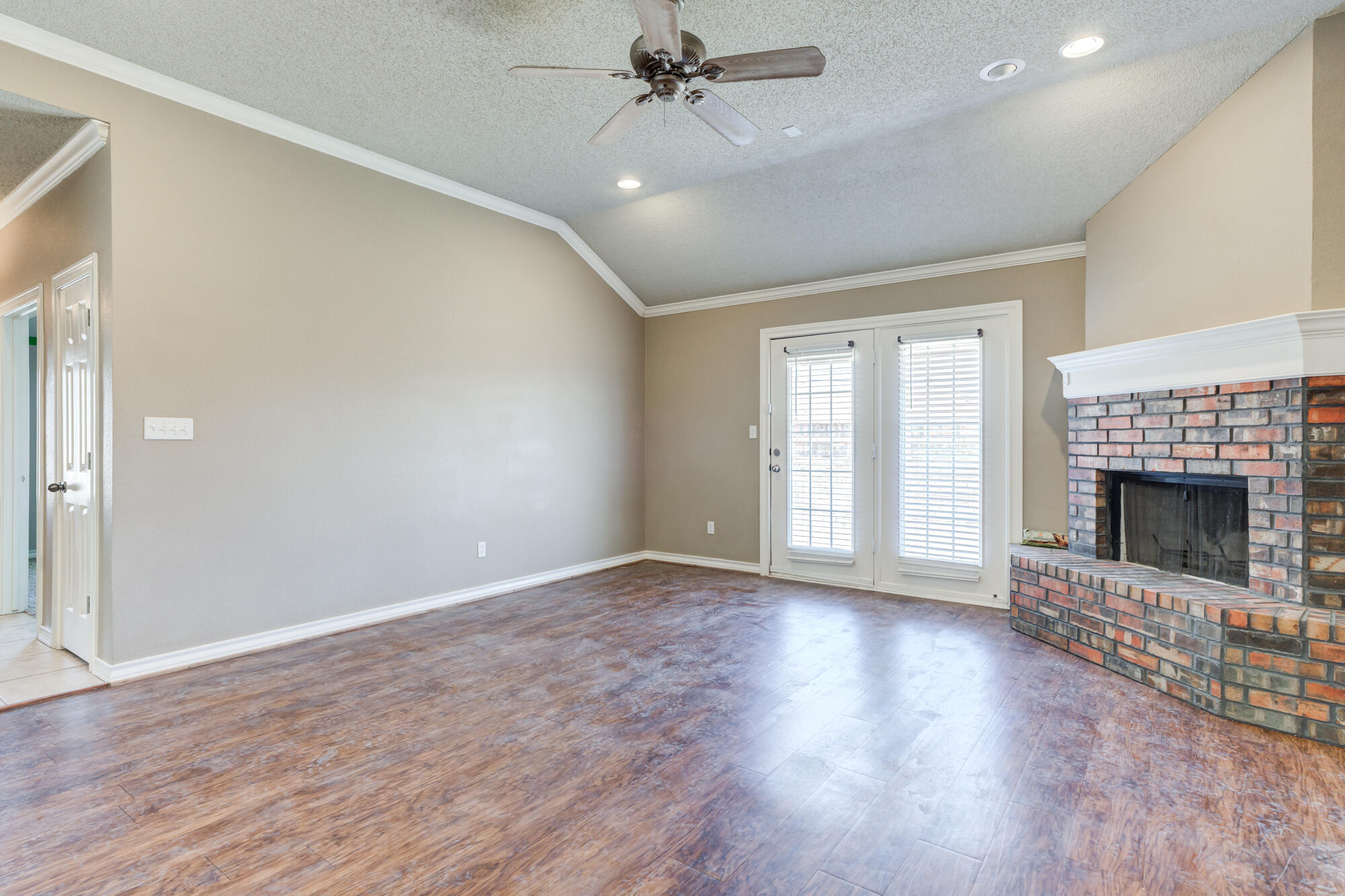 5801 110th Street Lubbock, TX 79424 - Photo 24 of 38 5801-110th-St_Lubbock-TX_33_Living-Room