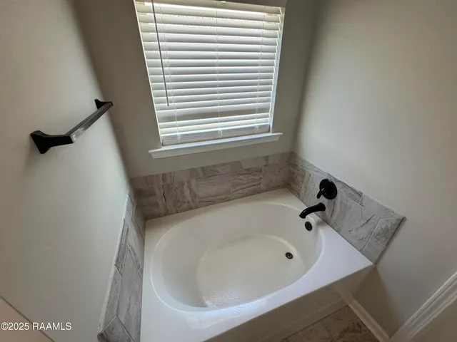 $2,095 | 406 Gray Birch Loop, Youngsville, LA 70592