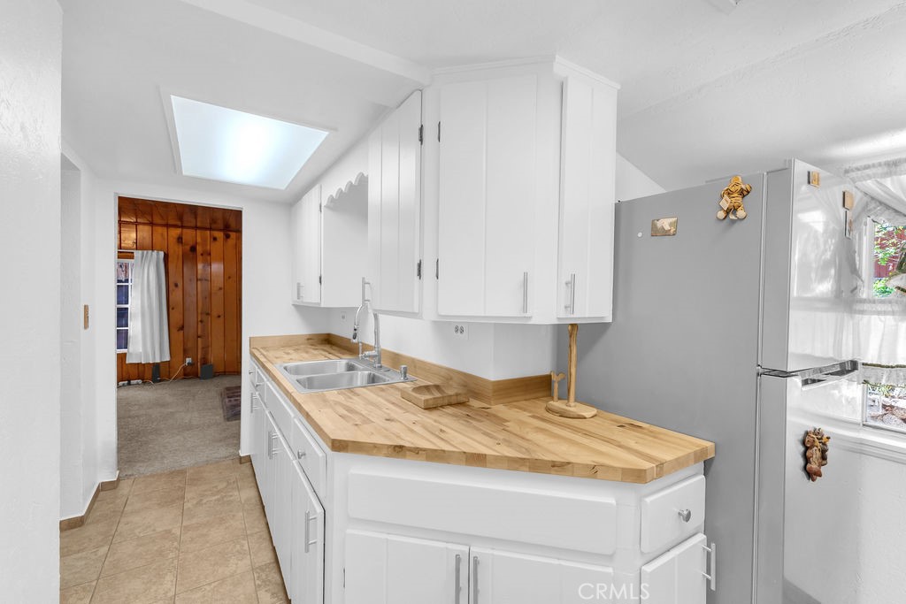 53705 Country Club Drive Idyllwild, CA 92549 - Photo 11 of 26 a kitchen that has a sink and a stove in it